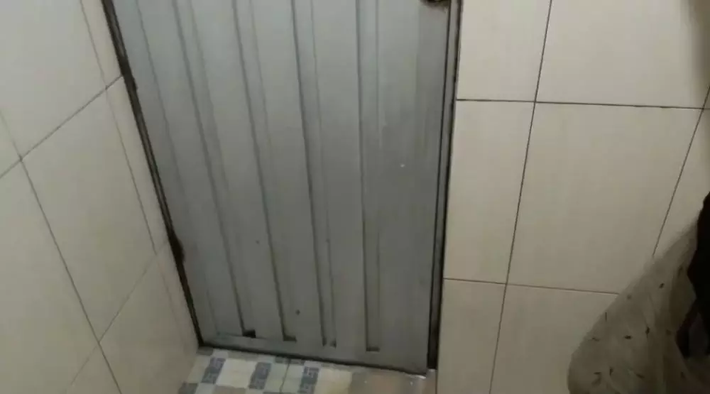 trik membersihkan kerak hitam di pintu kamar mandi © YouTube