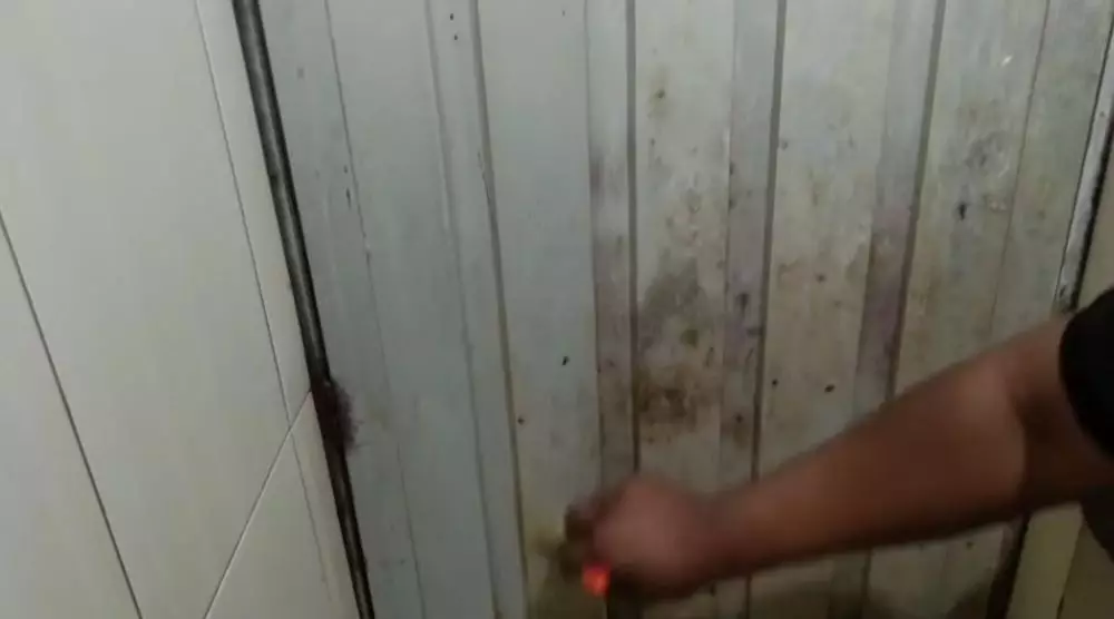 trik membersihkan kerak hitam di pintu kamar mandi © YouTube