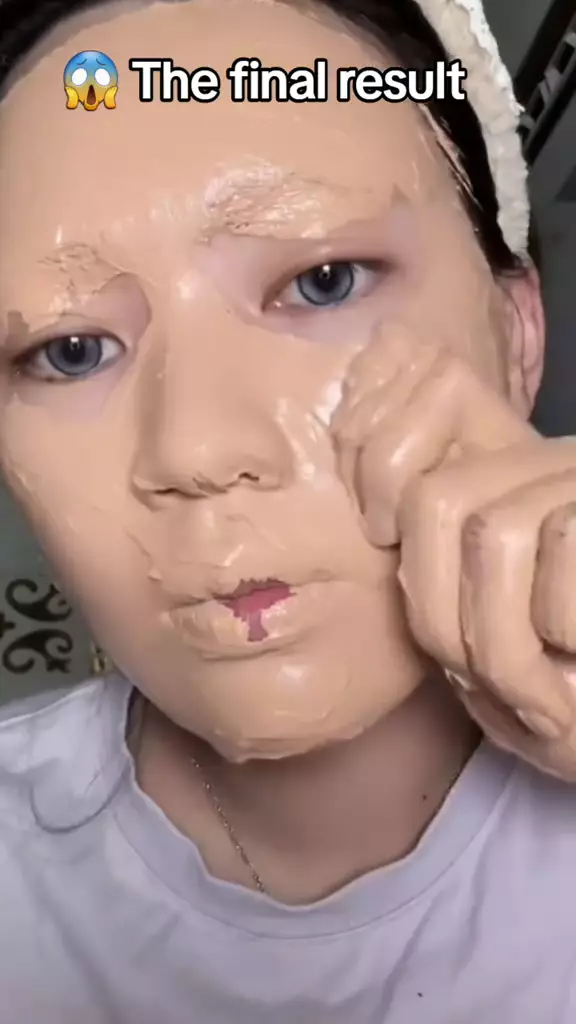 transformasi makeup pakai 1 tube foundation © TikTok