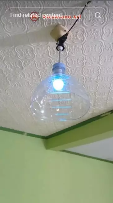 Aksi warganet sulap galon bekas jadi kap lampu © TikTok