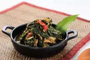 12 Resep tumis daun singkong yang gampang dibuat dan bikin nagih