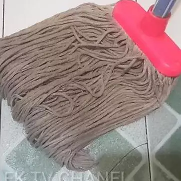 Bukan pakai sitrun, trik mencuci kain pel dekil agar bersih cuma dengan 1 bahan dapur