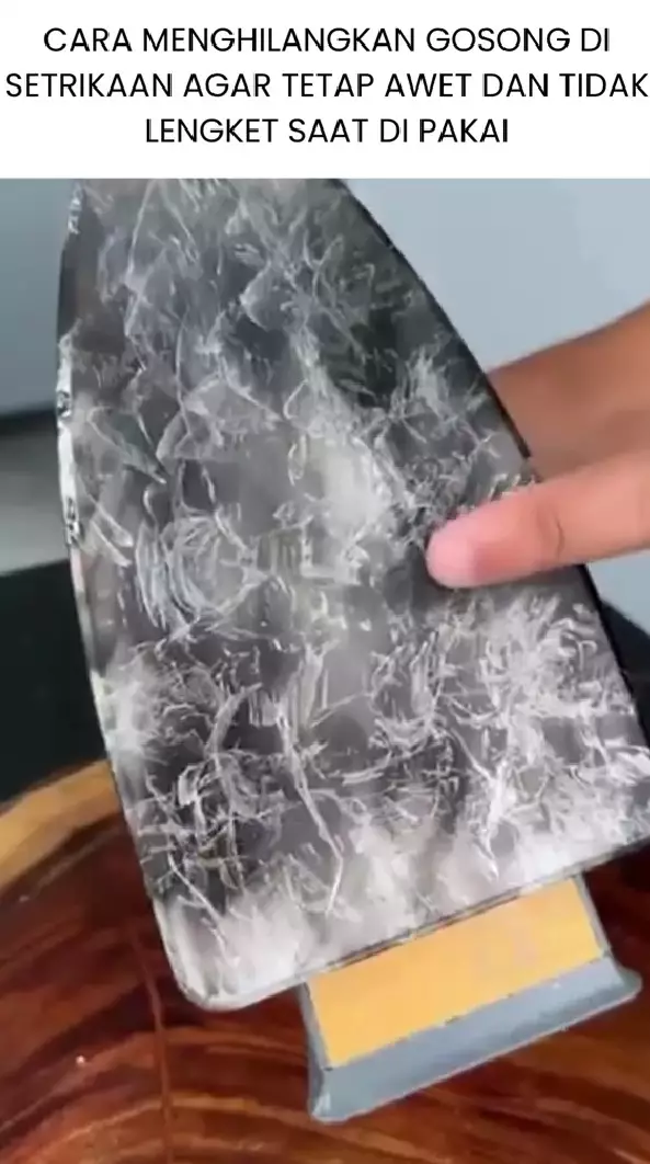 hilangkan noda gosong setrika pakai bahan sederhana © TikTok