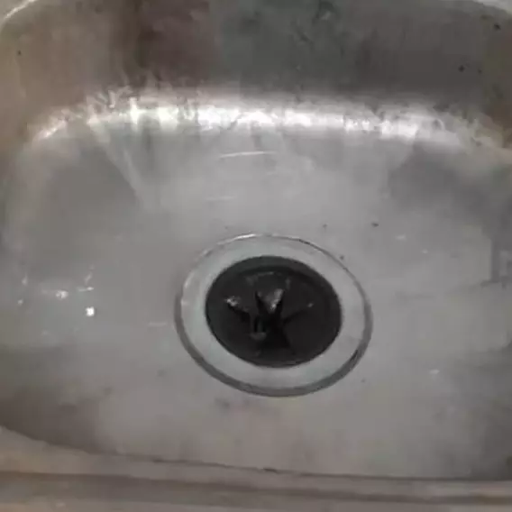 Tanpa ditaburi sitrun, ini cara atasi wastafel bau tak sedap dan kusam cuma modal 2 bahan dapur