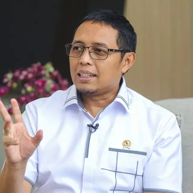 Hasan Nasbi bantah isu mundur dari PCO, masih ngantor seperti biasa