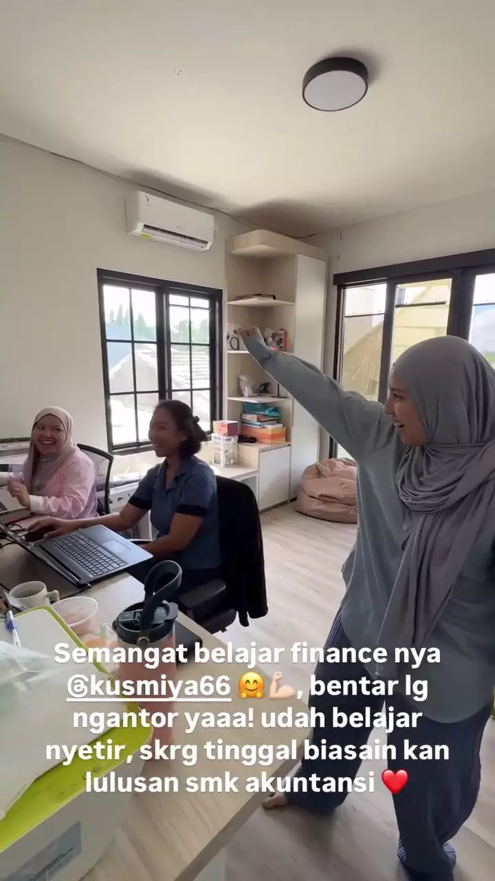 tya ariestya dukung pengasuh anak kuliah © 2025 Instagram