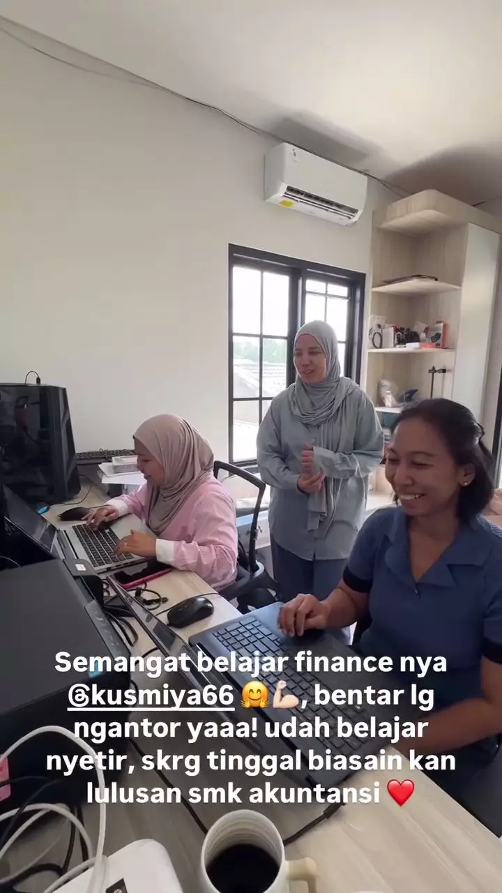 tya ariestya dukung pengasuh anak kuliah © 2025 Instagram