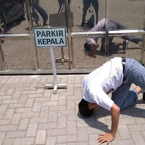 potret lucu orang terlalu patuh peraturan © berbagai sumber potret lucu orang terlalu patuh peraturan © berbagai sumber