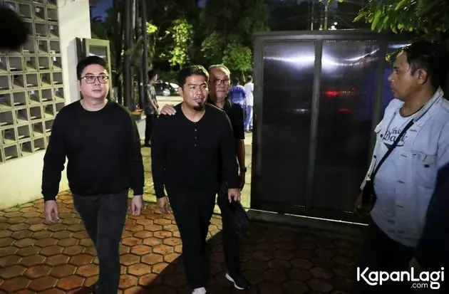 desiree tarigan melayat hotma sitompul  © 2025 KapanLagi