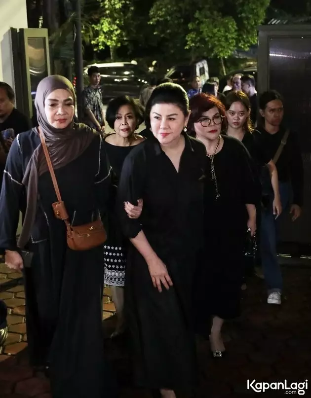 desiree tarigan melayat hotma sitompul  © 2025 KapanLagi