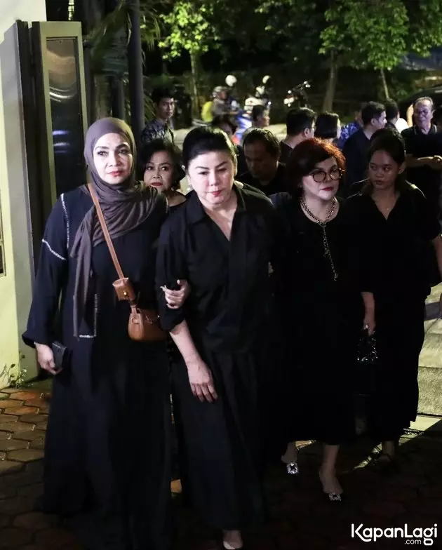 desiree tarigan melayat hotma sitompul  © 2025 KapanLagi