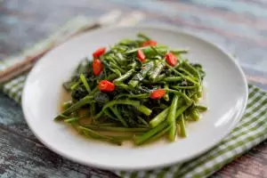Kunci rahasia tumis kangkung tetap hijau dan nikmat, sudah pernah coba?