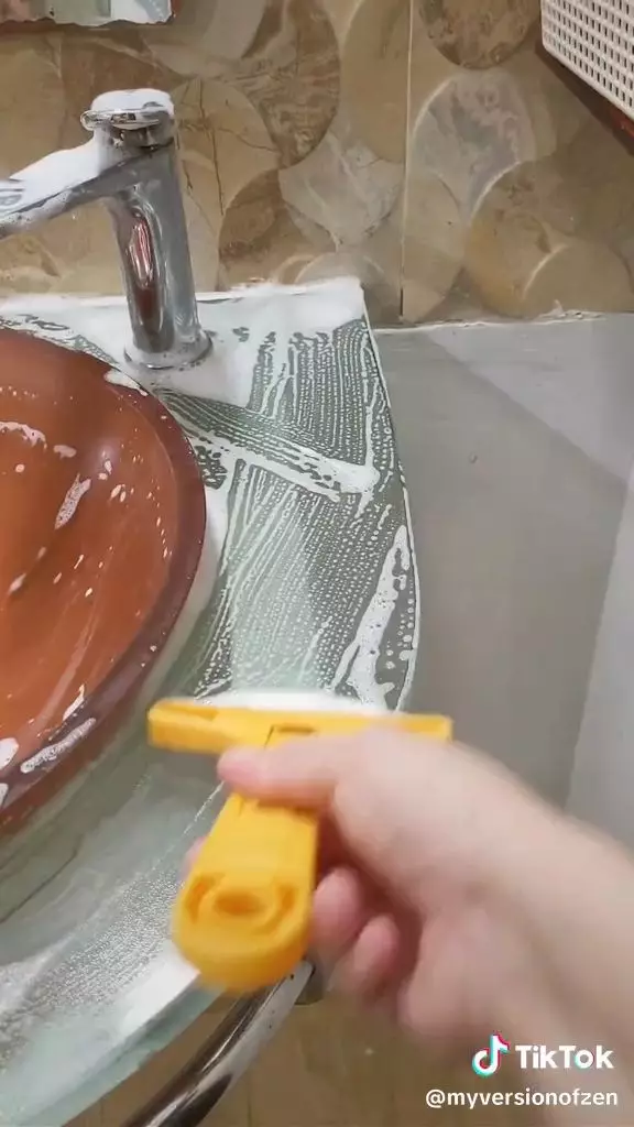 Bersihkan kerak kaca pakai 1 bahan dapur © TikTok