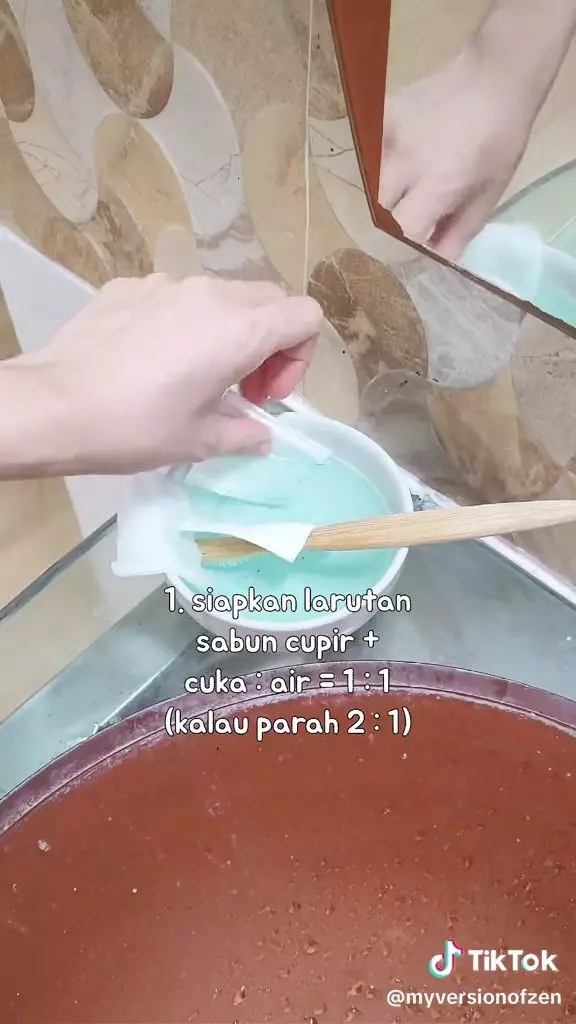 Bersihkan kerak kaca pakai 1 bahan dapur © TikTok