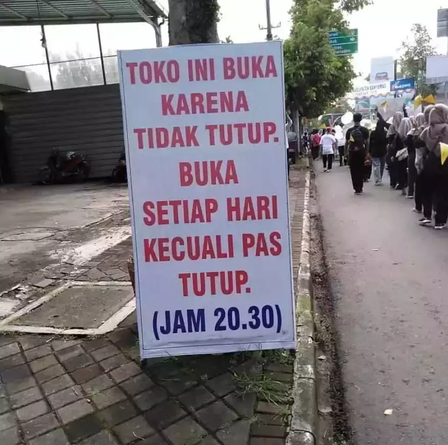 toko tutup nyeleneh berbagai sumber