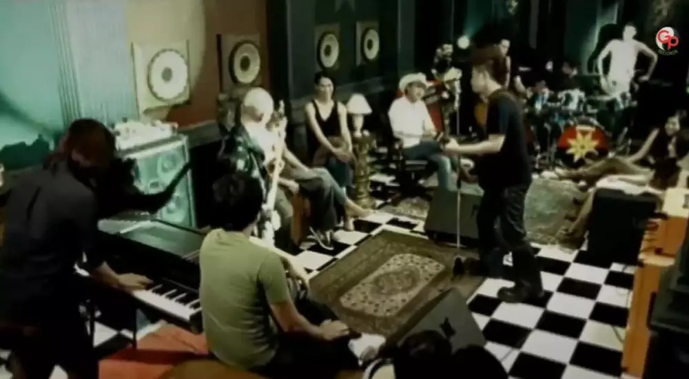 Ariel Wulan Guritno model video klip Dewa 19 © YouTube