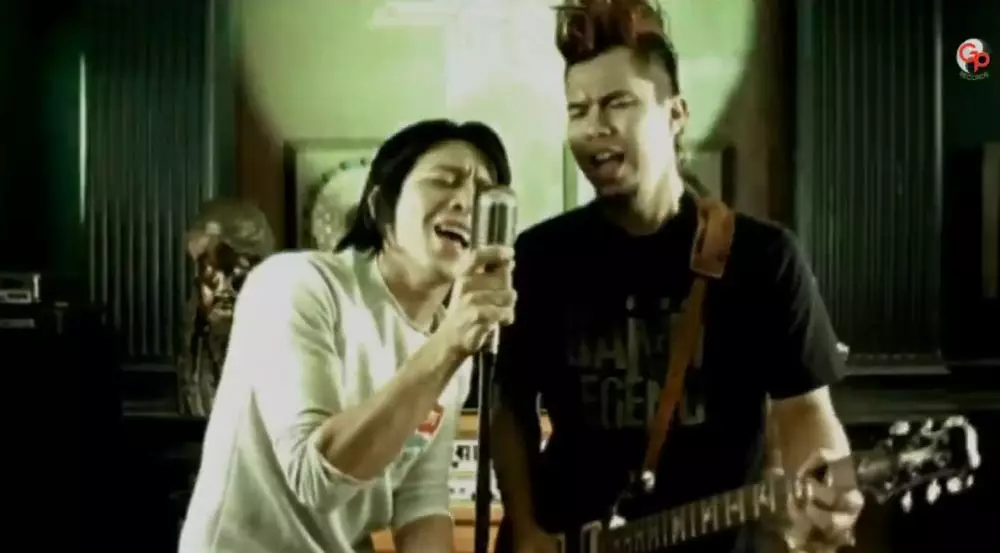 Ariel Wulan Guritno model video klip Dewa 19 © YouTube