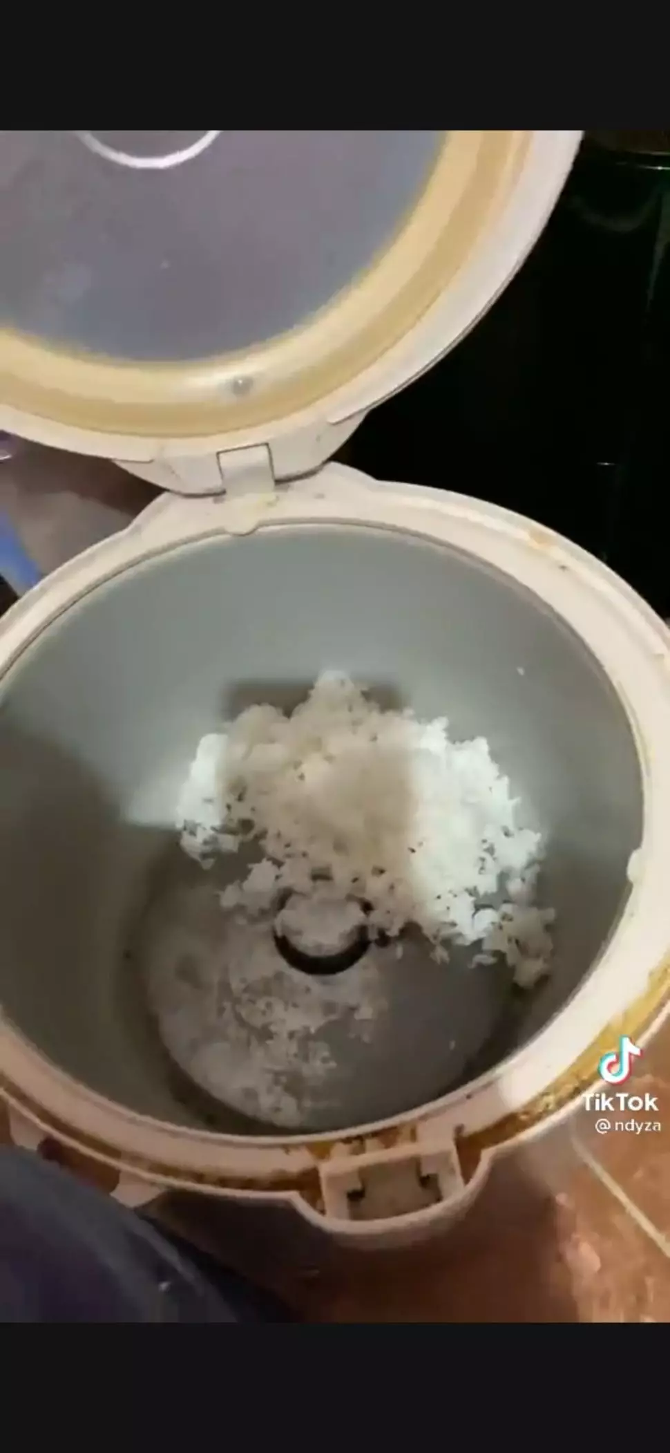masak nasi rice cooker © Berbagai sumber masak nasi rice cooker © Berbagai sumber