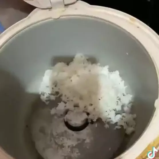 11 Potret kocak masak nasi di rice cooker ini penampakannya bisa bikin emak marah