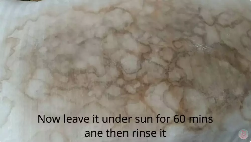 trik cuci bantal kuning dan berjamur pakai baking soda dan cuka © YouTube