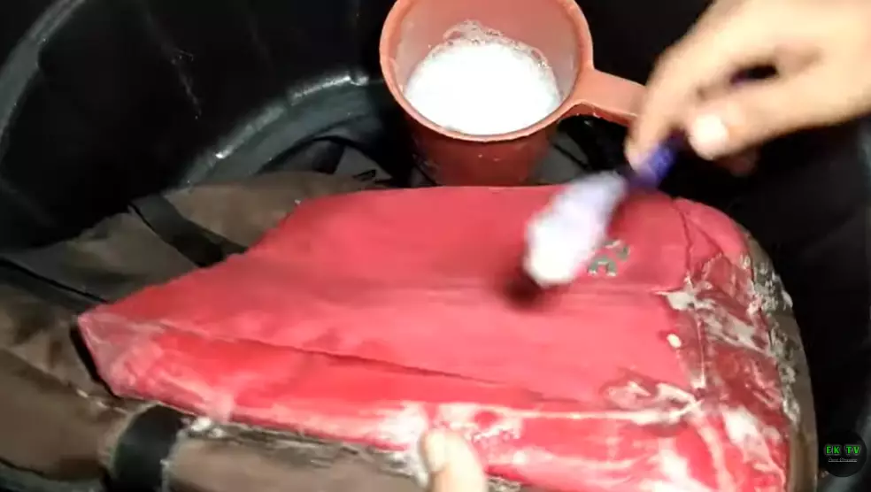 Membersihkan tas sekarang tak harus laundry, ternyata bisa kinclong lagi dicuci pakai 1 bahan dapur berbagai sumber