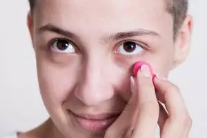 Ternyata begini cara hempaskan lingkaran hitam di bawah mata pakai 1 jenis bubuk minuman, auto hilang