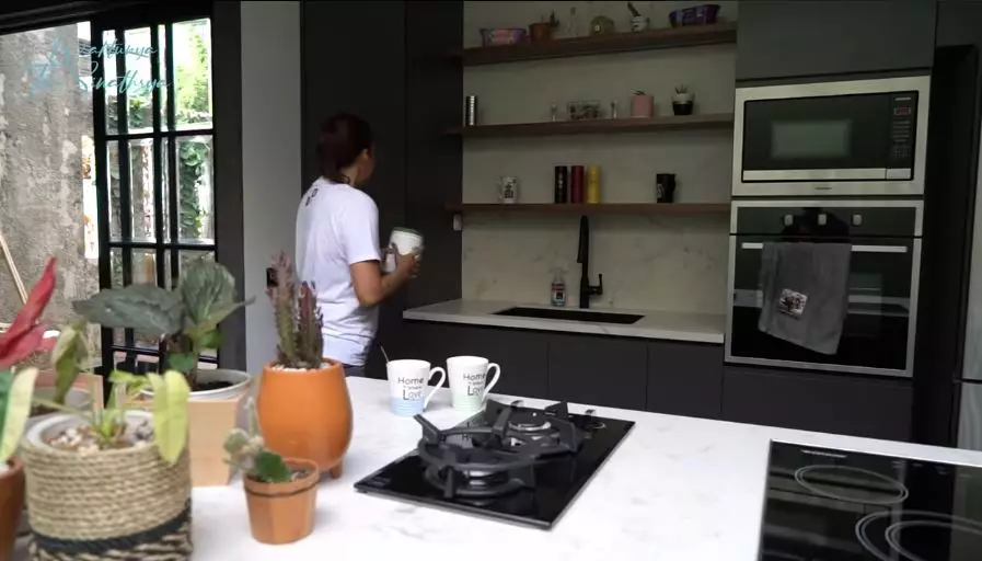potret dapur Donna Agnesia kini modern © berbagai sumber