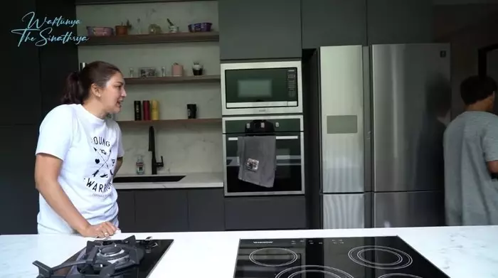 potret dapur Donna Agnesia kini modern © berbagai sumber