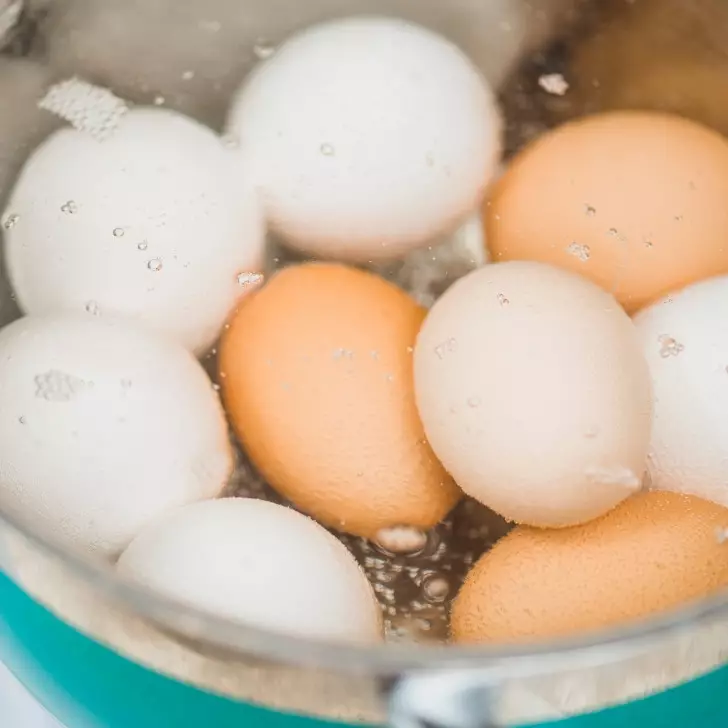 Cuma butuh cuka, telur rebus kamu dijamin nggak pecah dan mudah dikupas!