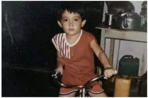 Tak banyak yang tahu, bocah imut ini pernah hidup sebagai anak jalanan, kini sukses jadi aktor top