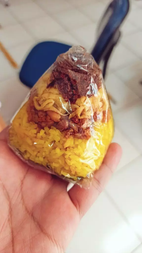 nasi kuning bentuk nyeleneh © berbagai sumber nasi kuning bentuk nyeleneh © berbagai sumber