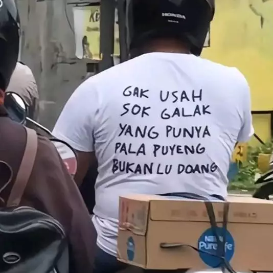 11 Potret kocak tulisan di belakang kaos bapak-bapak ini bikin gagal fokus, jadi pengin beli bajunya