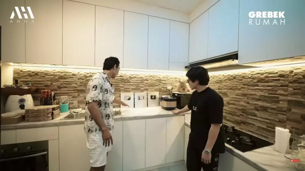 dapur denny sumargo menyatu dengan studio podcast © 2024 brilio.net dapur denny sumargo menyatu dengan studio podcast © 2024 brilio.net