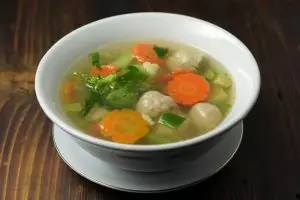 Resep bakso kuah sayur praktis, hangat, segar, dan bisa masak pakai panci kecil