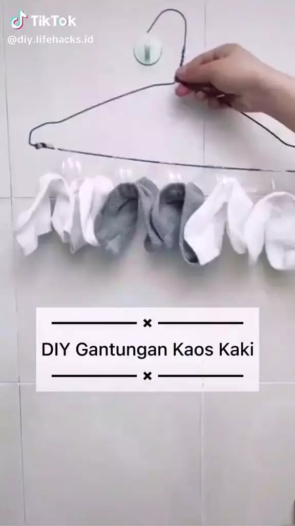Gantung kaus kaki pakai barang bekas © TikTok Gantung kaus kaki pakai barang bekas © TikTok