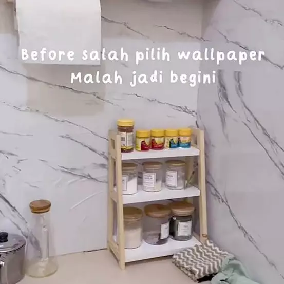 Bukan pakai wallpaper tipis, ini 8 trik makeover dinding dapur tak rata modal di bawah Rp100 ribu
