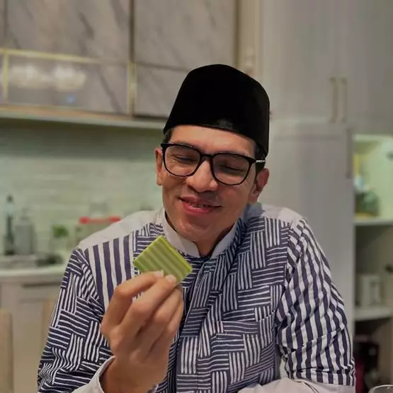 Tinggal di rumah mewah tapi suka kerja naik angkutan umum, ini 9 potret dapur estetik Adrian Maulana