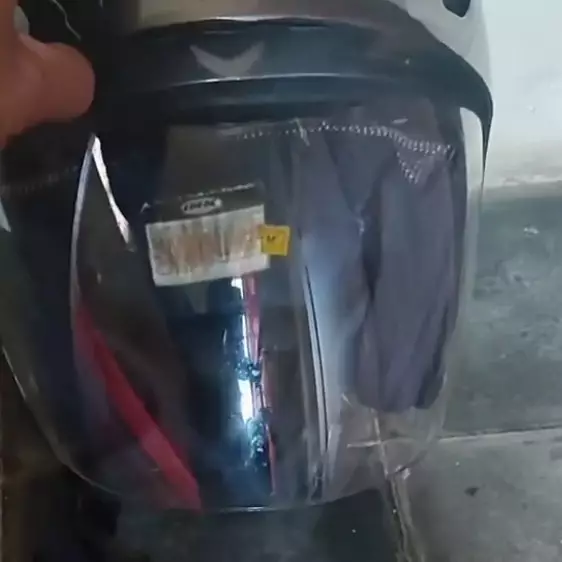 Banyak yang belum tahu, begini cara bersihkan kaca helm dekil dan banyak goresan jadi seperti baru