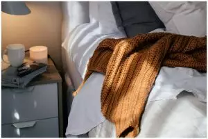 Jangan asal digantung, ternyata ini cara menggantung sweater yang benar di lemari agar tak cepat melar