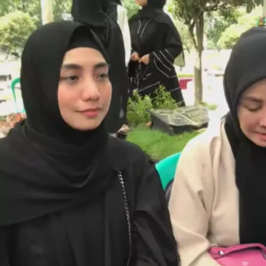 Siti KDI dan Cici Faramida mengenang momen terakhir bersama sang ibunda sebelum meninggal dunia 