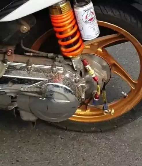 Potret kocak penampakan pada motor ini tak terduga Berbagai sumber Potret kocak penampakan pada motor ini tak terduga Berbagai sumber