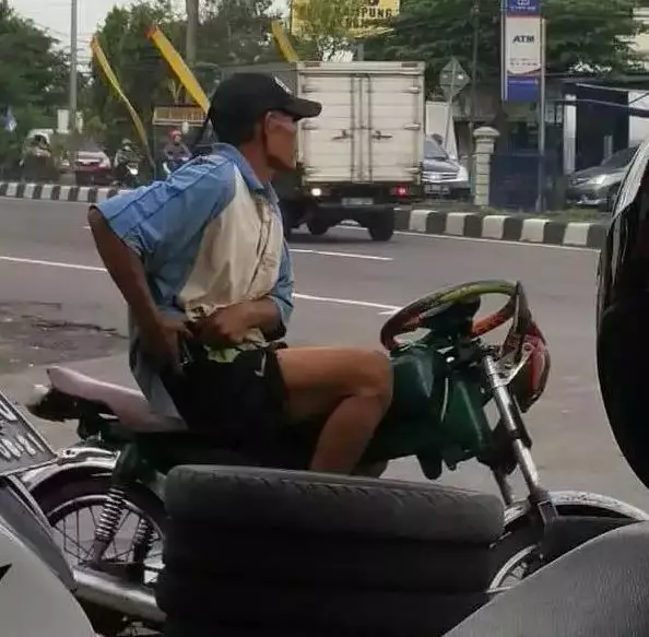 Potret kocak penampakan pada motor ini tak terduga Berbagai sumber Potret kocak penampakan pada motor ini tak terduga Berbagai sumber