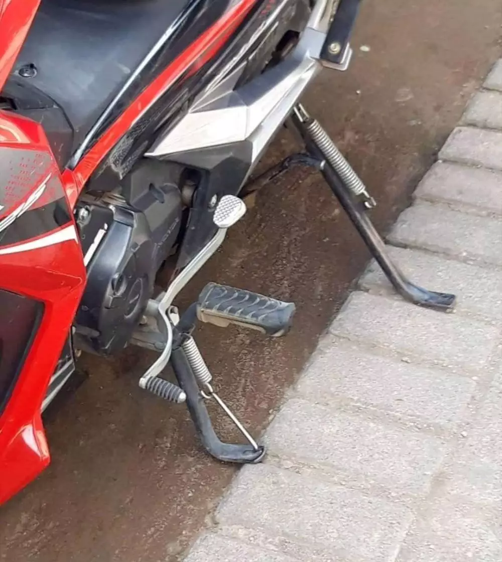 Potret kocak penampakan pada motor ini tak terduga © Berbagai sumber Potret kocak penampakan pada motor ini tak terduga © Berbagai sumber