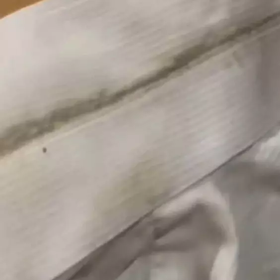 Jangan pakai cairan pemutih, ini trik hilangkan noda hitam di kemeja putih cuma tambah 1 bahan dapur