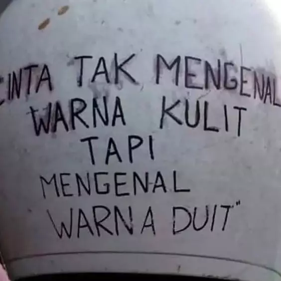 15 Tulisan lucu di belakang motor ini bikin pengendara lain cekikikan, hati-hati gagal fokus