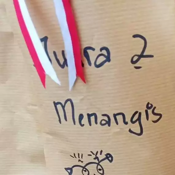 11 Tulisan kocak di hadiah lomba ini bikin pemenang senyum-senyum sendiri, ada lomba melupakan mantan