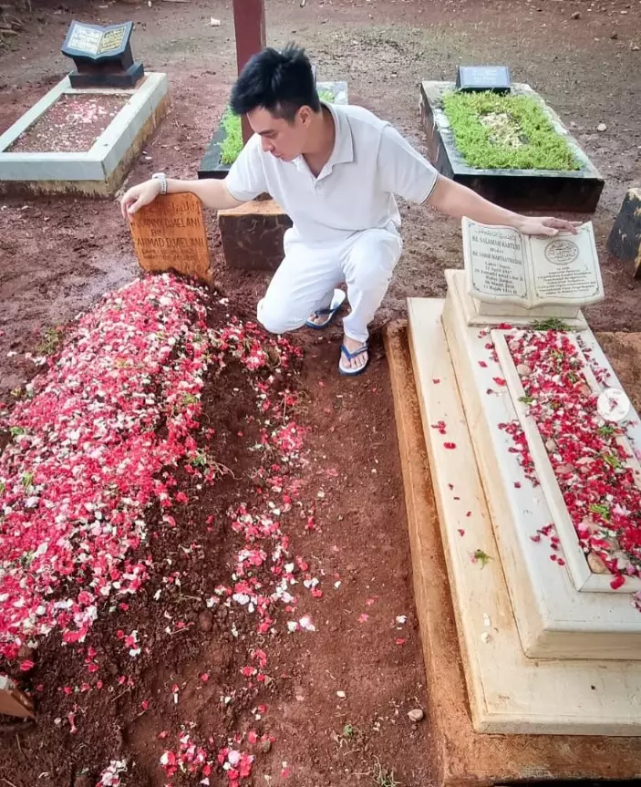 Baim Wong curhat di pusara ibunya © Instagram