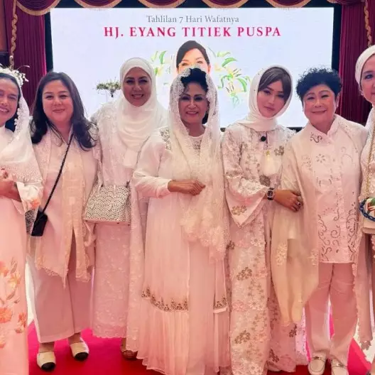 Dekornya sesuai dengan warna kesukaan Titiek Puspa, ini 9 momen tahlilan 7 hari kepergian sang maestro