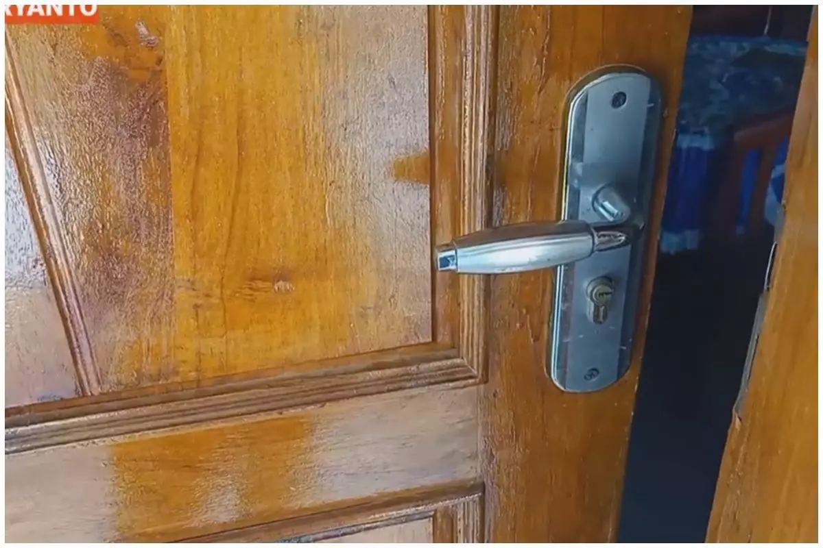 Pintu kayu tidak berdecit lagi sekarang ketika dibuka, cukup pakai 1 bahan sederhana