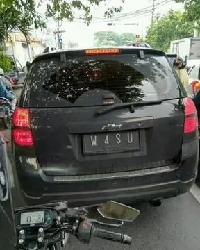 plat nyeleneh mobil © Twitter plat nyeleneh mobil © Twitter